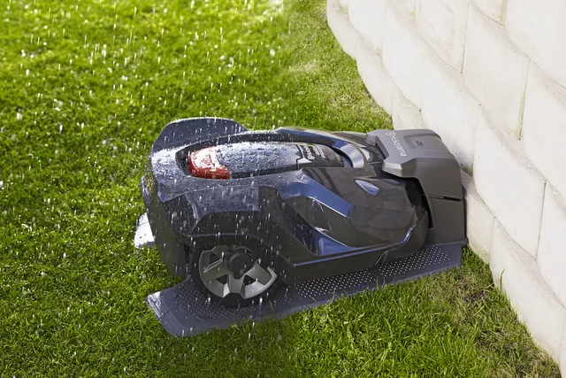 Husqvarna 315 Mark II robot koszący Dostosowuje czas pracy do szybkości wzrostu trawy Husqvarna 315 Mark II robot koszący Dostosowuje czas pracy do szybkości wzrostu trawy
